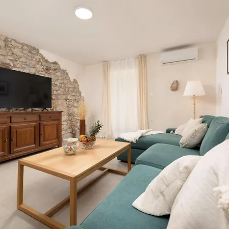 Pietra Villa